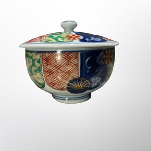 Arita/Imari Ware Lidded Tea cup Japanese Porcelain Yunomi Colors 4” W X 3” H